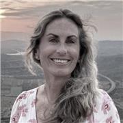 Abogada que actualmente trabaja en un despacho de abogados con capacidad para enseñar materias de derecho civil.